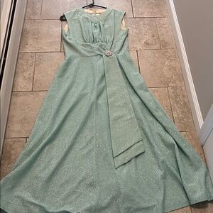 Vintage 1960s Elegant Green Sleeveless Dress